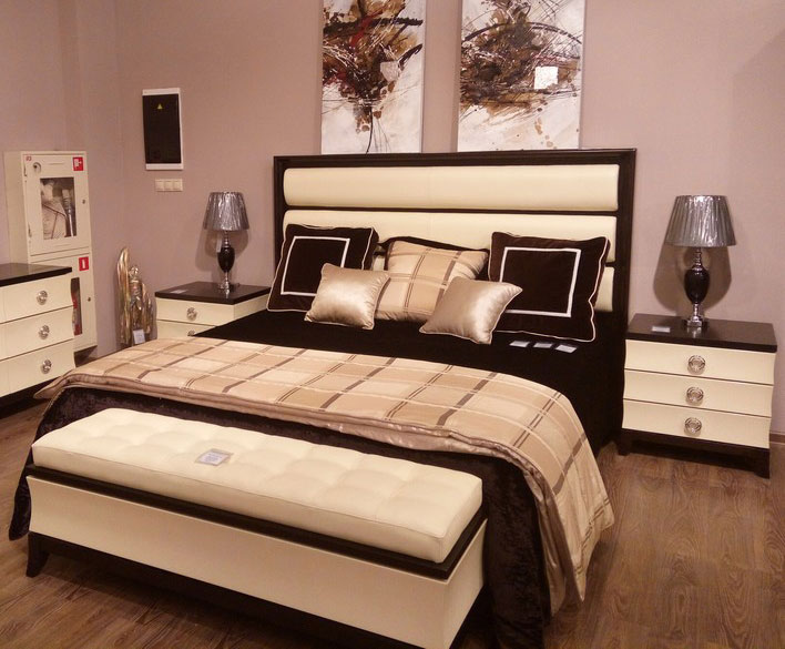Кровать с решеткой (отделка бежевый лак, шпон вишни, ткань Anizo-01) Prato фабрики Fratelli Barri