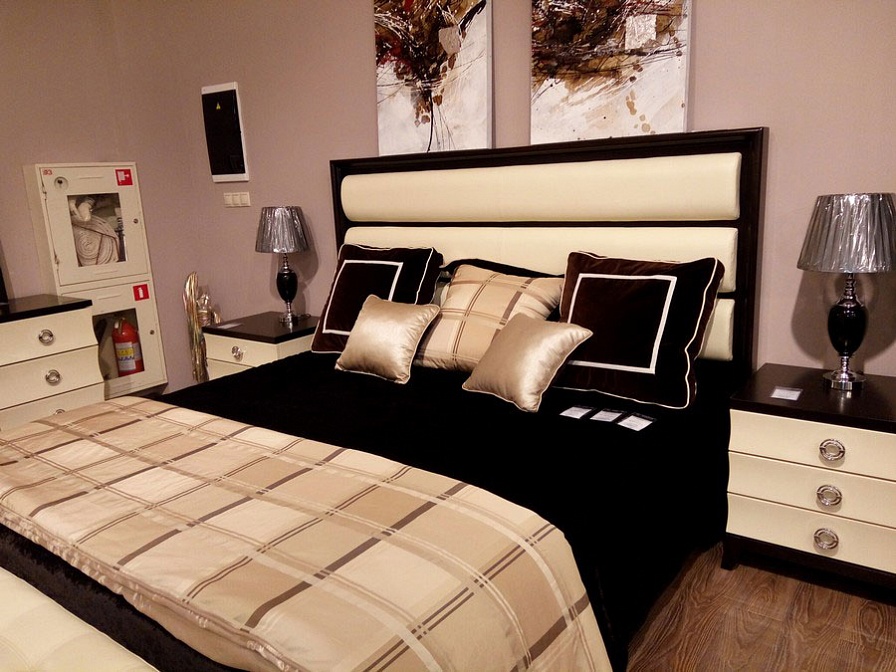 Кровать с решеткой (отделка бежевый лак, шпон вишни, ткань Anizo-01) Prato фабрики Fratelli Barri