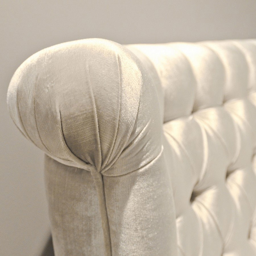 Кровать с решеткой (отделка сусальное серебро, покрытое лаком шампань, ткань светло-бежевый велюр) Roma фабрики Fratelli Barri